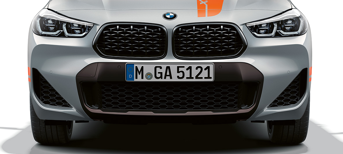 Двойна бъбрековидна радиаторна решетка BMW X2 F39 BMW X2 2020 F39 Brooklyn Grey изглед отпред двойна бъбрековидна радиаторна решетка