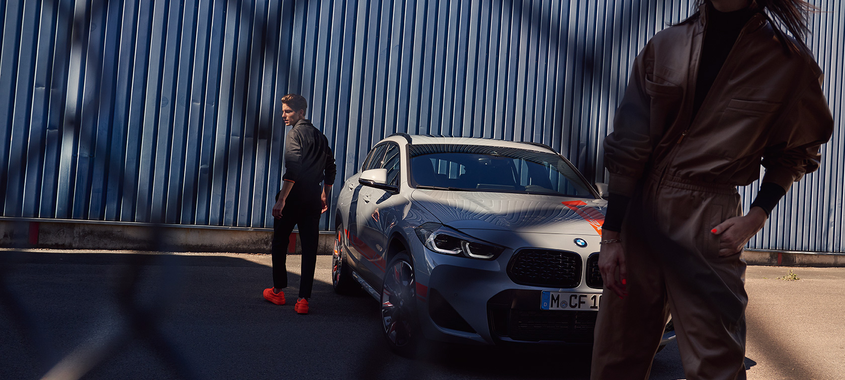 Три четвърти изглед отпред BMW X2 F39 BMW X2 2020 F39 Brooklyn Grey три четвърти изглед отпред