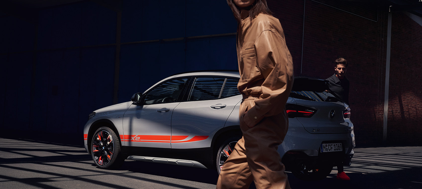 Три четвърти изглед отзад снимка отзад BMW X2 F39 BMW X2 2020 F39 Brooklyn Grey три четвърти изглед отзад снимка отзад