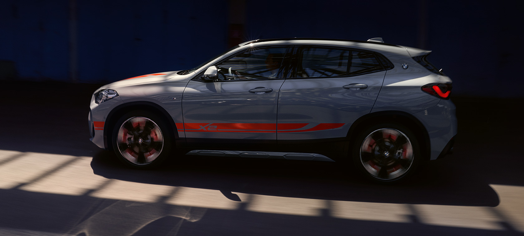 Изглед отстрани BMW X2 F39 Изглед отстрани BMW X2 F39 2020 Brooklyn Grey в движение