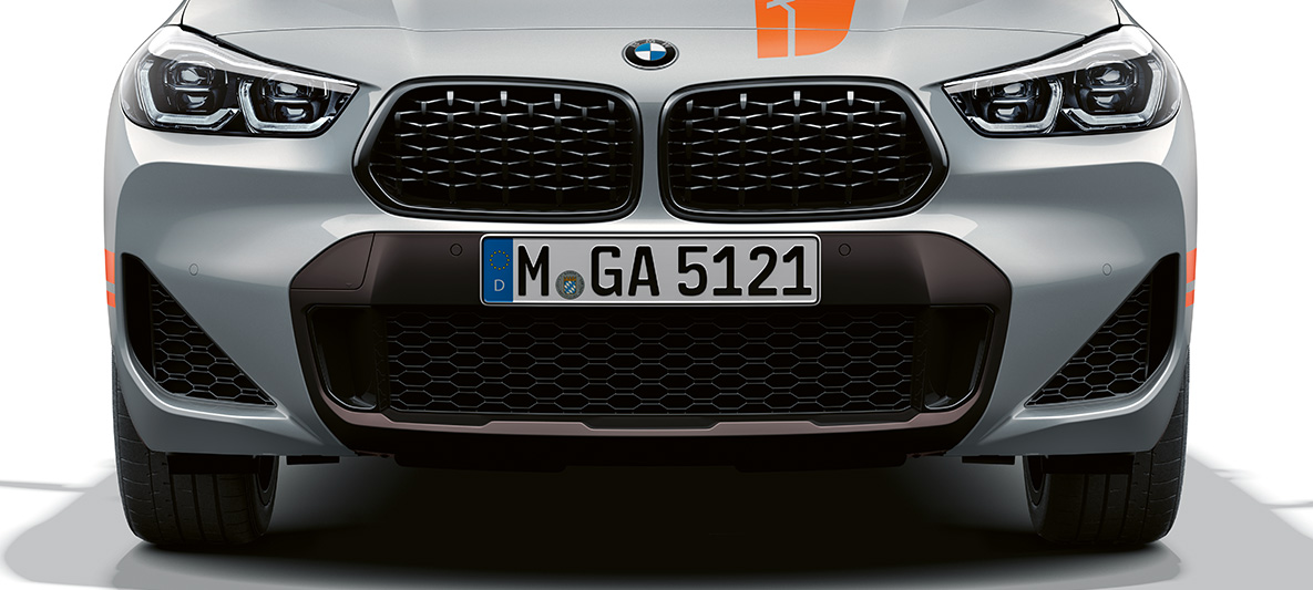 Двойна бъбрековидна радиаторна решетка BMW X2 F39 BMW X2 2020 F39 Brooklyn Grey изглед отпред двойна бъбрековидна решетка