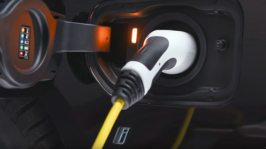 BMW Plug-in хибрид със свързан заряден кабел BMW Plug-in хибрид със свързан заряден кабел снимка отблизо