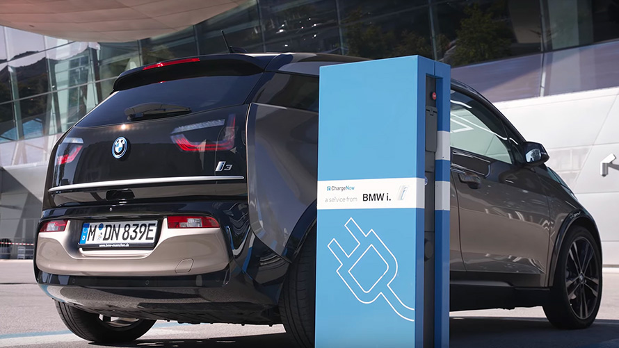 BMW i3 (i01) на зарядна станция BMW i3 (i01) на зарядна станция три четвърти изглед отзад