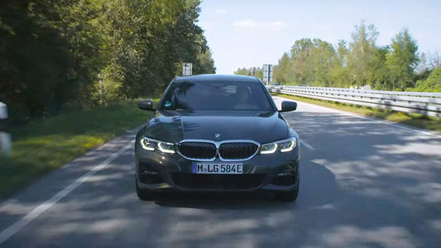 BMW G20 Plug-in хибрид в движение по пътя BMW G20 Plug-in хибрид в движение по пътя изглед отпред