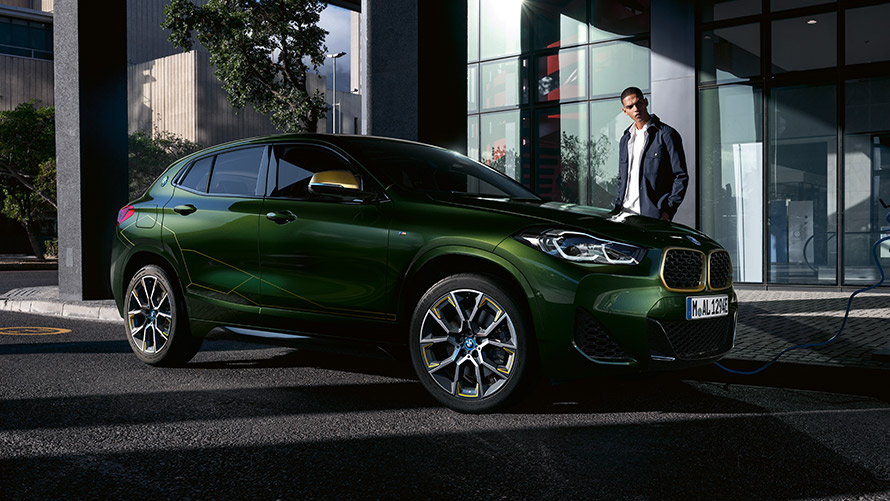 BMW X2 F39 Sanremo Green metallic три четвърти изглед отстрани с модел BMW X2 F39 Sanremo Green metallic три четвърти изглед отстрани с модел