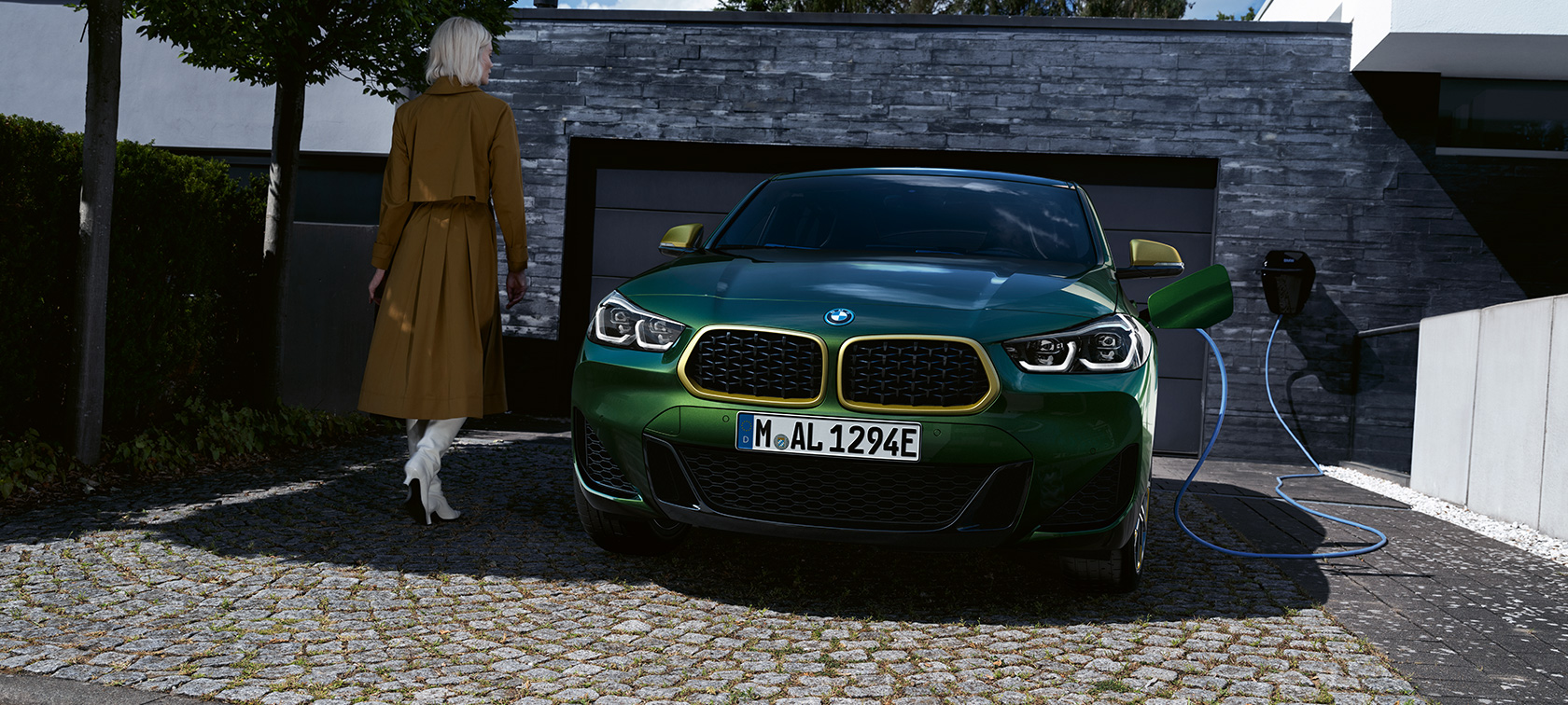 Изглед отпред BMW X2 F39 Sanremo Green metallic Изглед отпред при зареждане с модел BMW X2 F39 Sanremo Green metallic