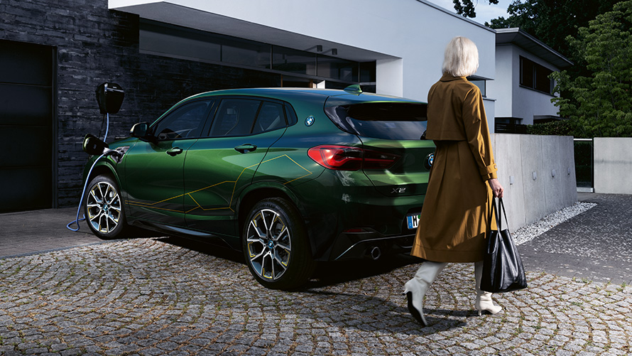 BMW X2 F39 Sanremo Green metallic три четвърти изглед отзад с модел BMW X2 F39 Sanremo Green metallic три четвърти изглед отзад с модел