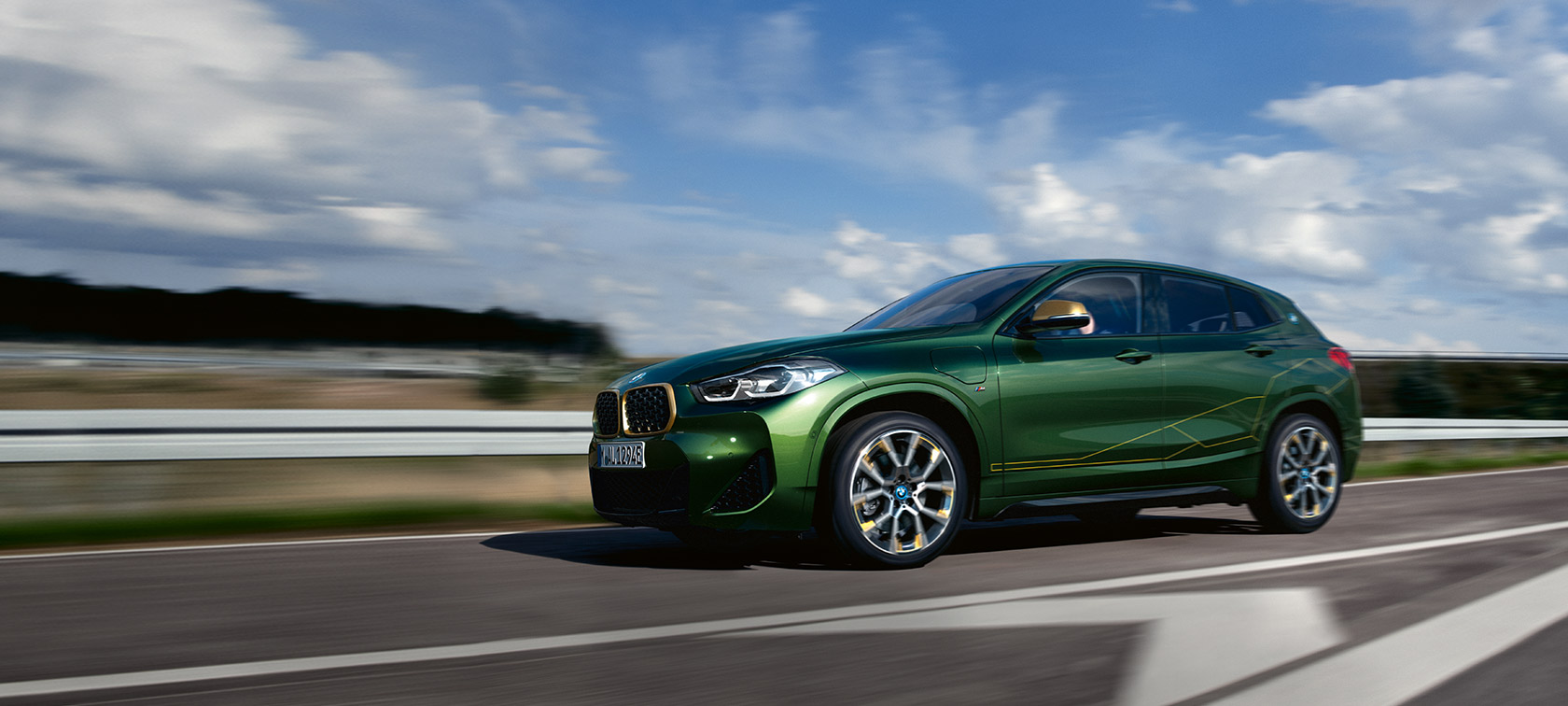 Три четвърти изглед отстрани в движение BMW X2 F39 Sanremo Green metallic