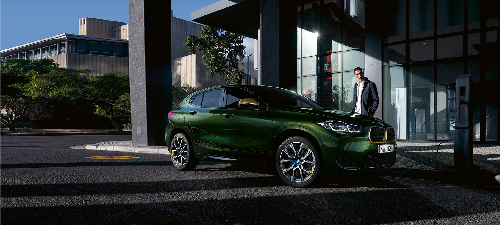 BMW X2 F39 Sanremo Green metallic три четвърти изглед отстрани с модел BMW X2 F39 Sanremo Green metallic три четвърти изглед отстрани с модел