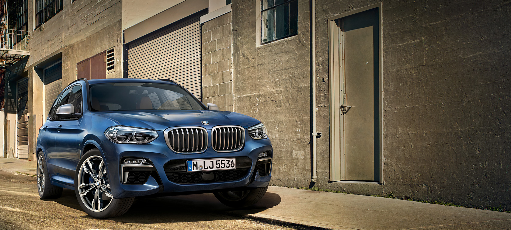 BMW X3 M40i, снимка в покой на фона на стена BMW X3 M40i, снимка в покой на фона на стена
