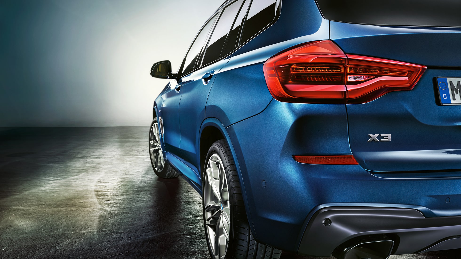 BMW X3 M40i, три четвърти снимка отзад с LED задни светлини BMW X3 M40i, три четвърти снимка отзад с LED задни светлини