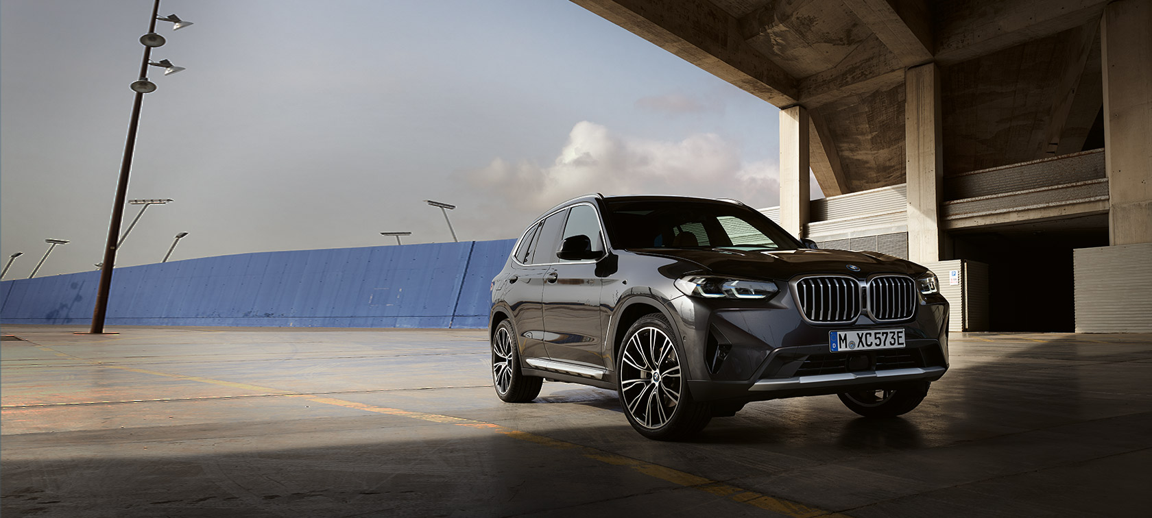 BMW X3 G01 Sophisto Grey три четвърти изглед отпред пред хангар 2021