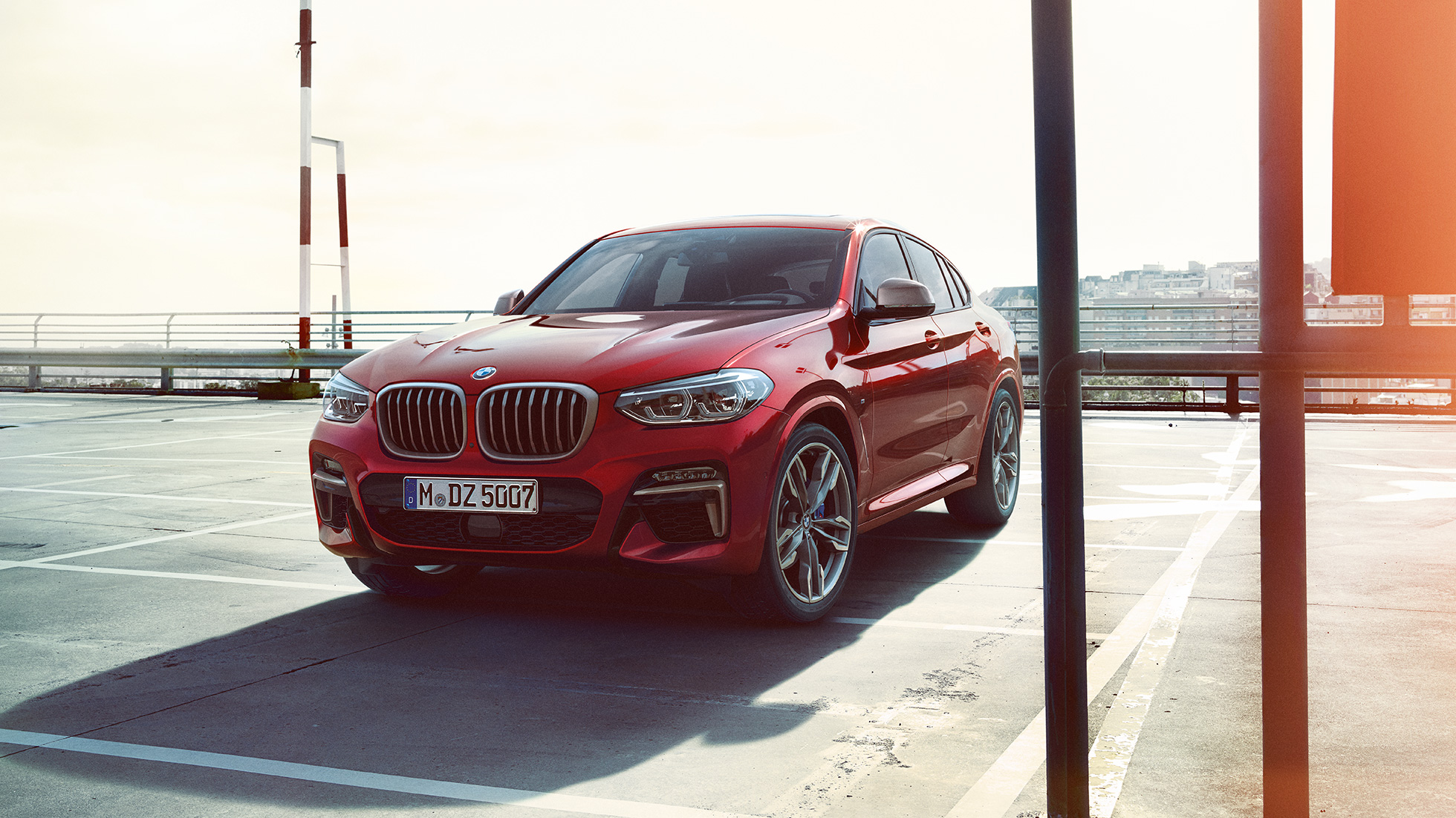 BMW X4 екстериор BMW X4 M40i G02 2018 Flamenco Red brilliant effect три четвърти изглед отпред