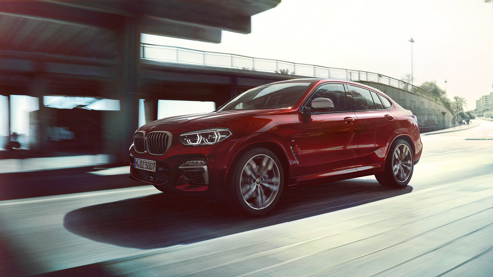 Динамична предна част BMW X4 BMW X4 M40i G02 2018 Flamenco Red brilliant effect три четвърти изглед отпред