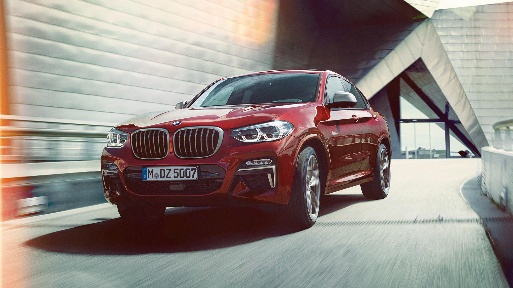 Три четвърти изглед отпред BMW X4 BMW X4 M40i G02 2018 Flamenco Red brilliant effect три четвърти изглед отпред