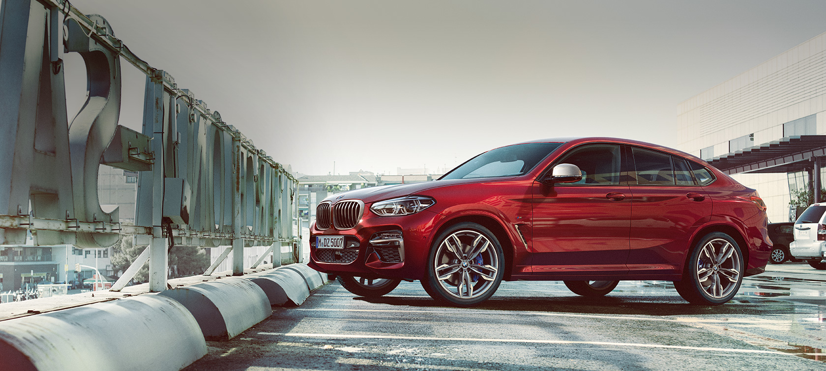 Паркирано, изглед отстрани BMW X4 BMW X4 M40i G02 2018 Flamenco Red brilliant effect изглед отстрани, паркирано на паркинг