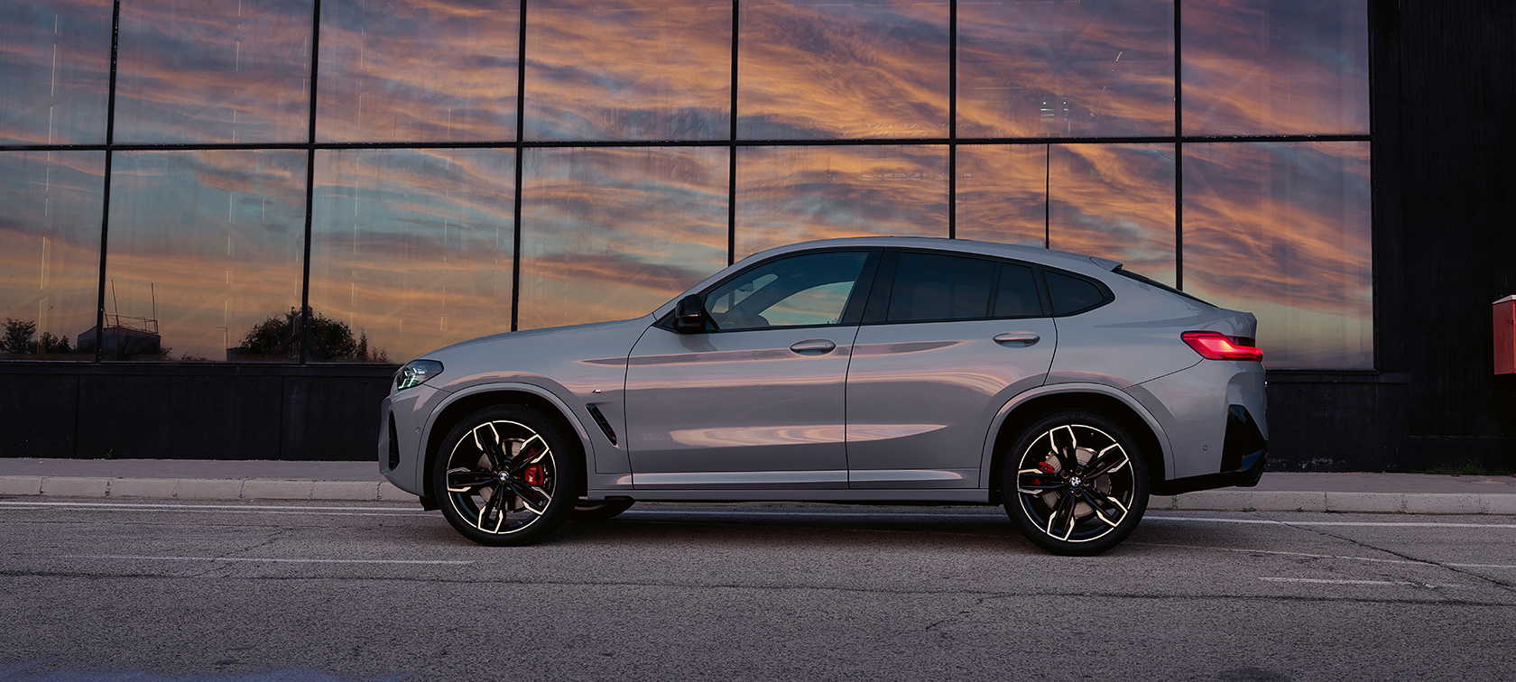 BMW X4 G02 Brooklyn Grey изглед отстрани 2021