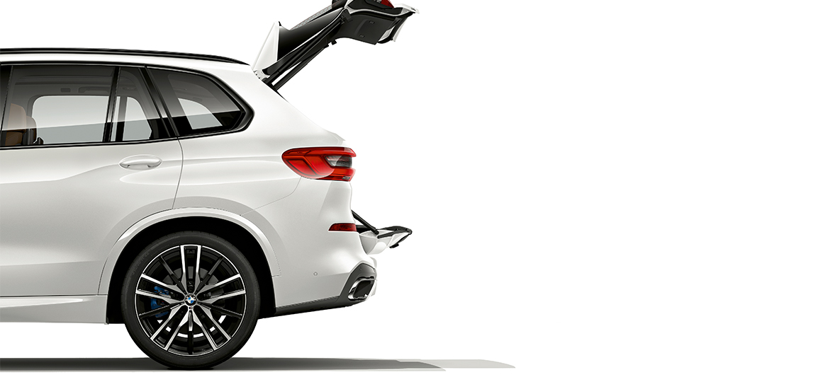 BMW X5 с отворен заден капак Странична снимка на BMW X5, отворени са двете секции на задния капак
