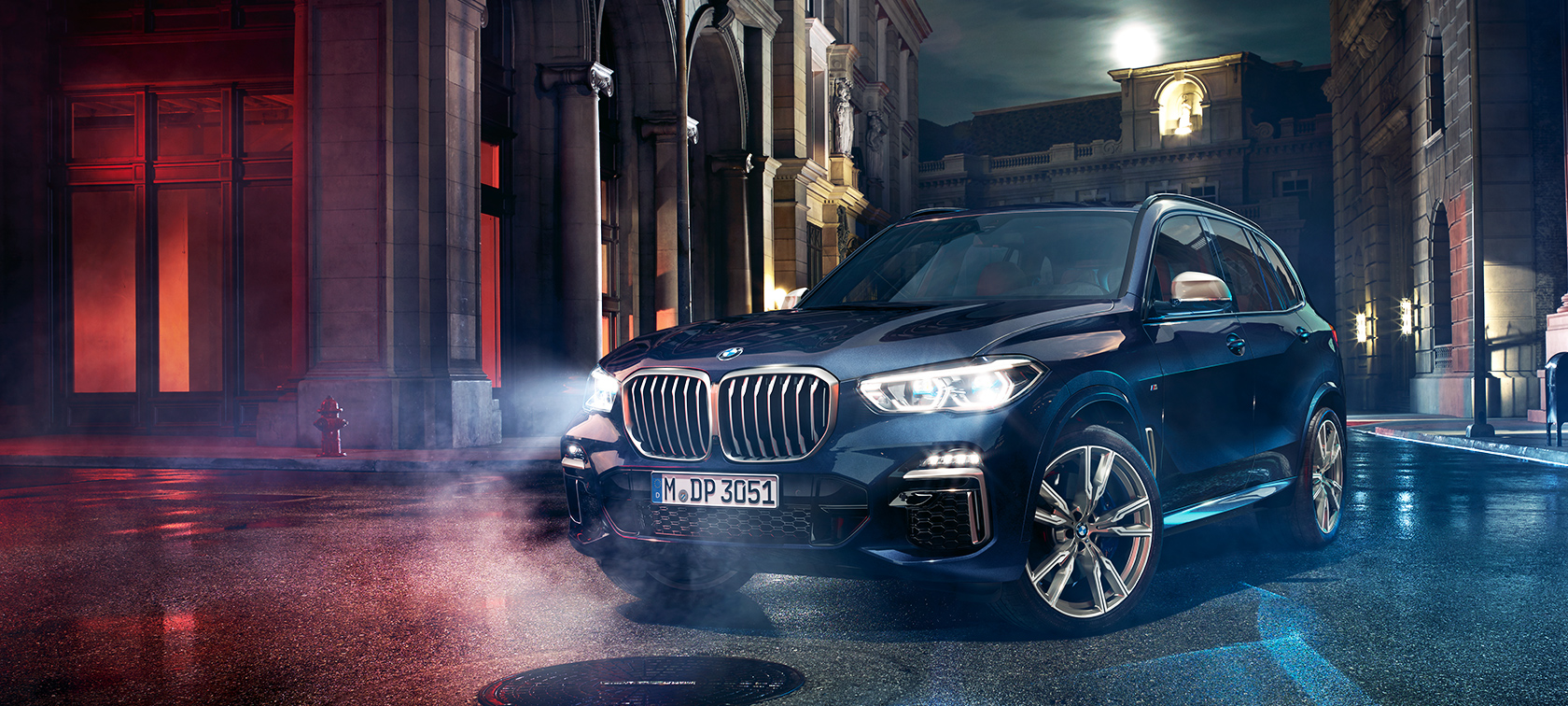 BMW X5 M50d на улицата BMW X5 M50d на улицата през нощта на фона на града