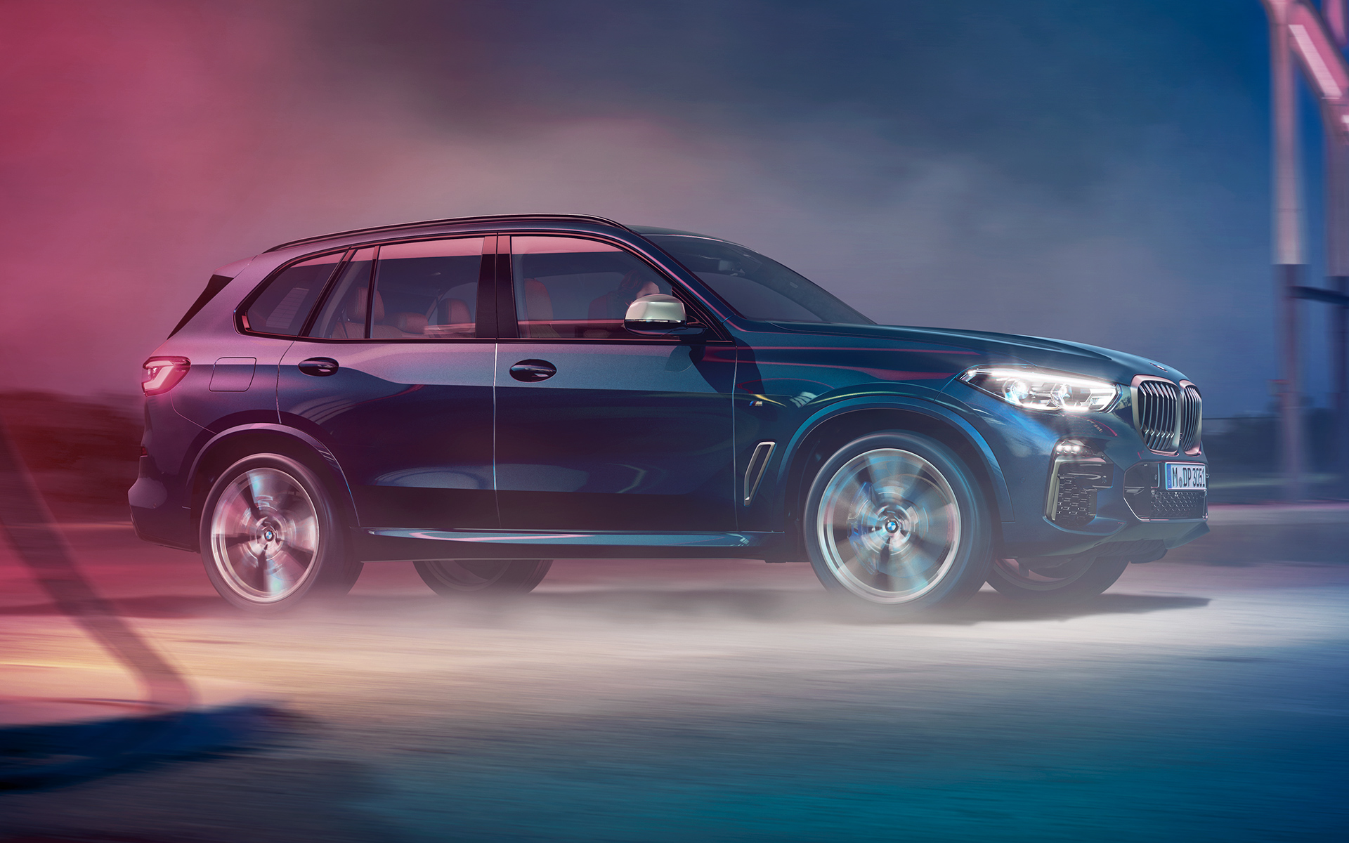 BMW X5 M50d в движение Снимка на BMW X5 M50d в движение през нощта на фона на града