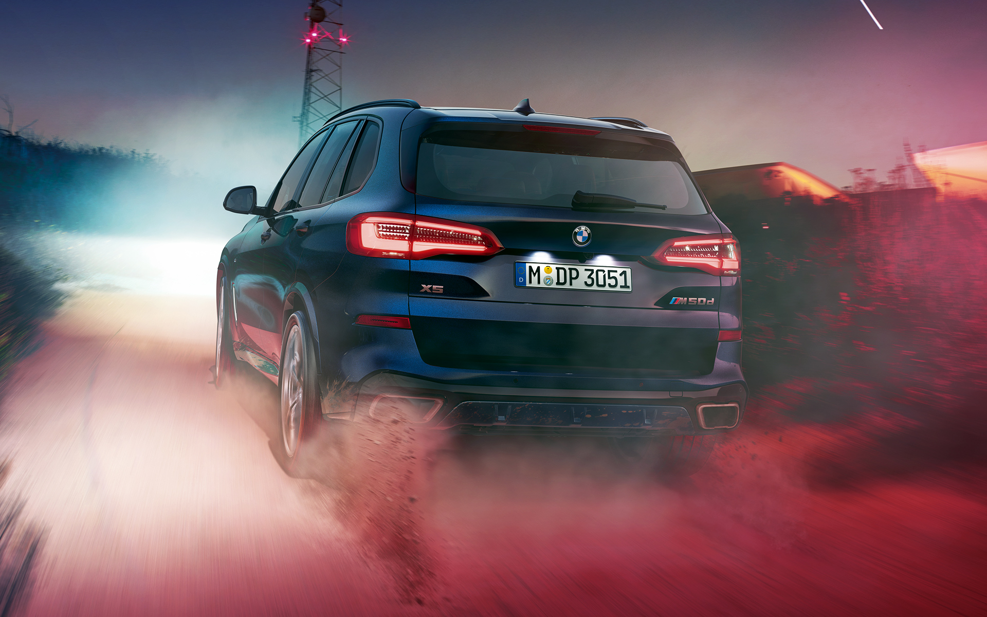 Задна част на BMW X5 M50d Снимка на задната част на BMW X5 M50d нощта на фона на града