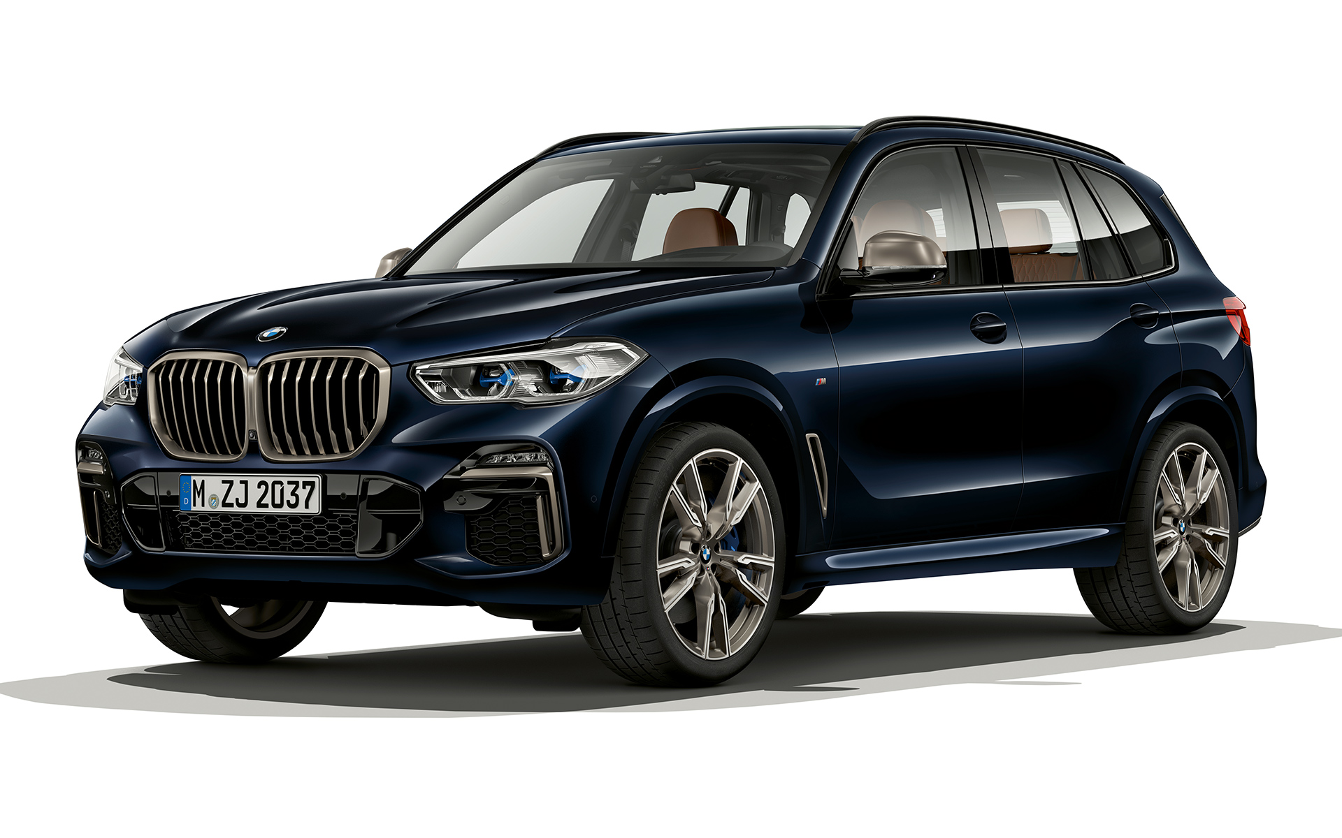 Предна част на BMW X5 M50d Нощна снимка на предната част на BMW X5 M50d