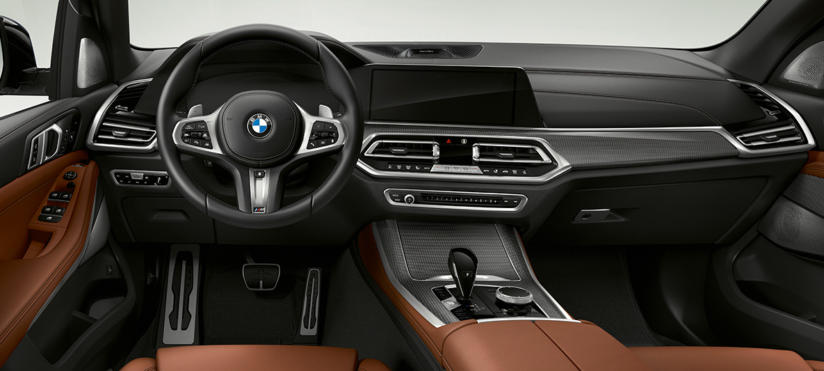 Интериорът на BMW X5 M50d Интериорът на BMW X5 M50d с кокпита, арматурното табло и средната конзола