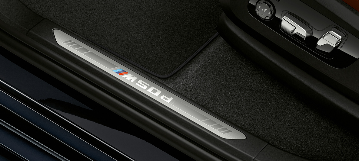 Лайстните на праговете на BMW X5 M50d Лайстните на праговете с надпис BMW Individual на BMW X5 M50d