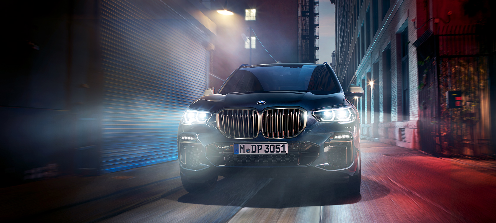 BMW X5 M50d в действие BMW X5 M50d на една нощна улица в града