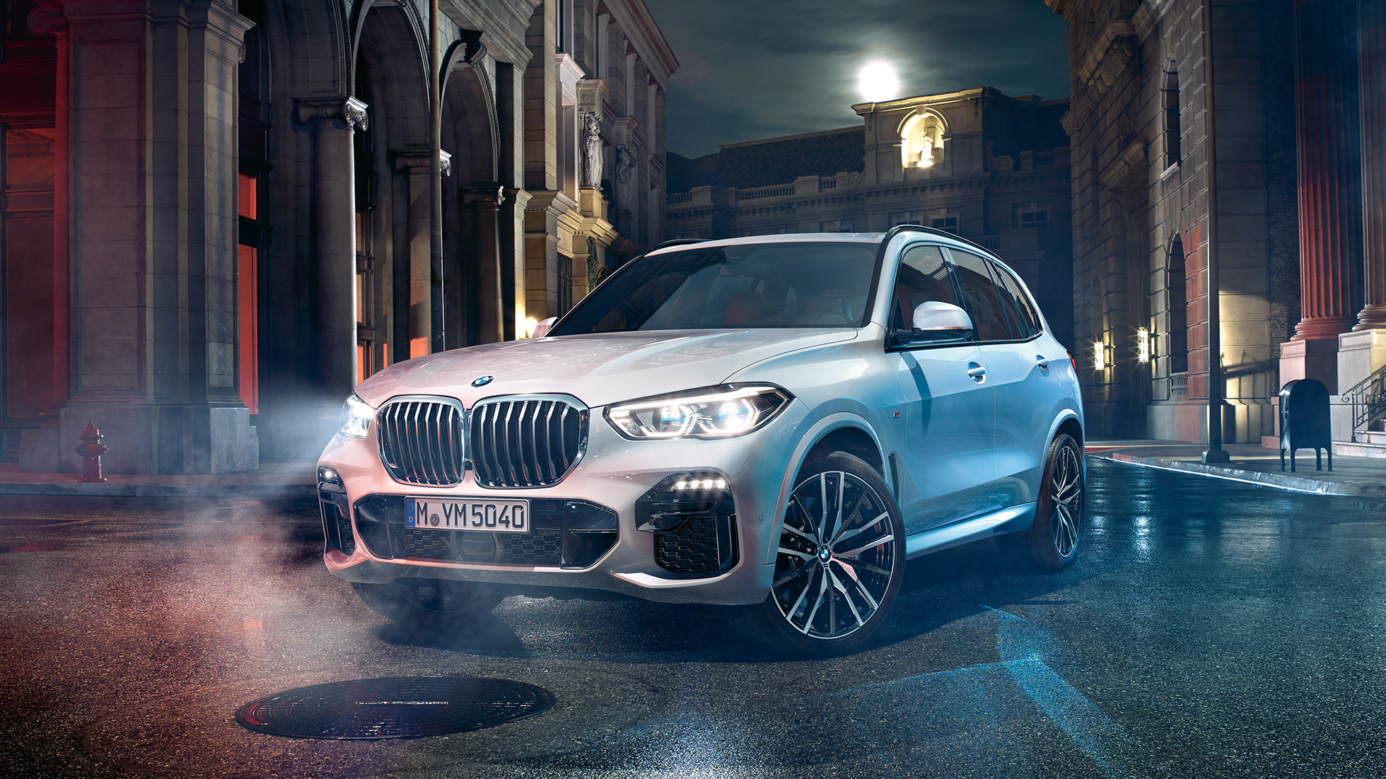 BMW X5 три четвърти изглед отпред BMW X5 G05 2018 Mineral White metallic три четвърти изглед отпред, в покой през нощта