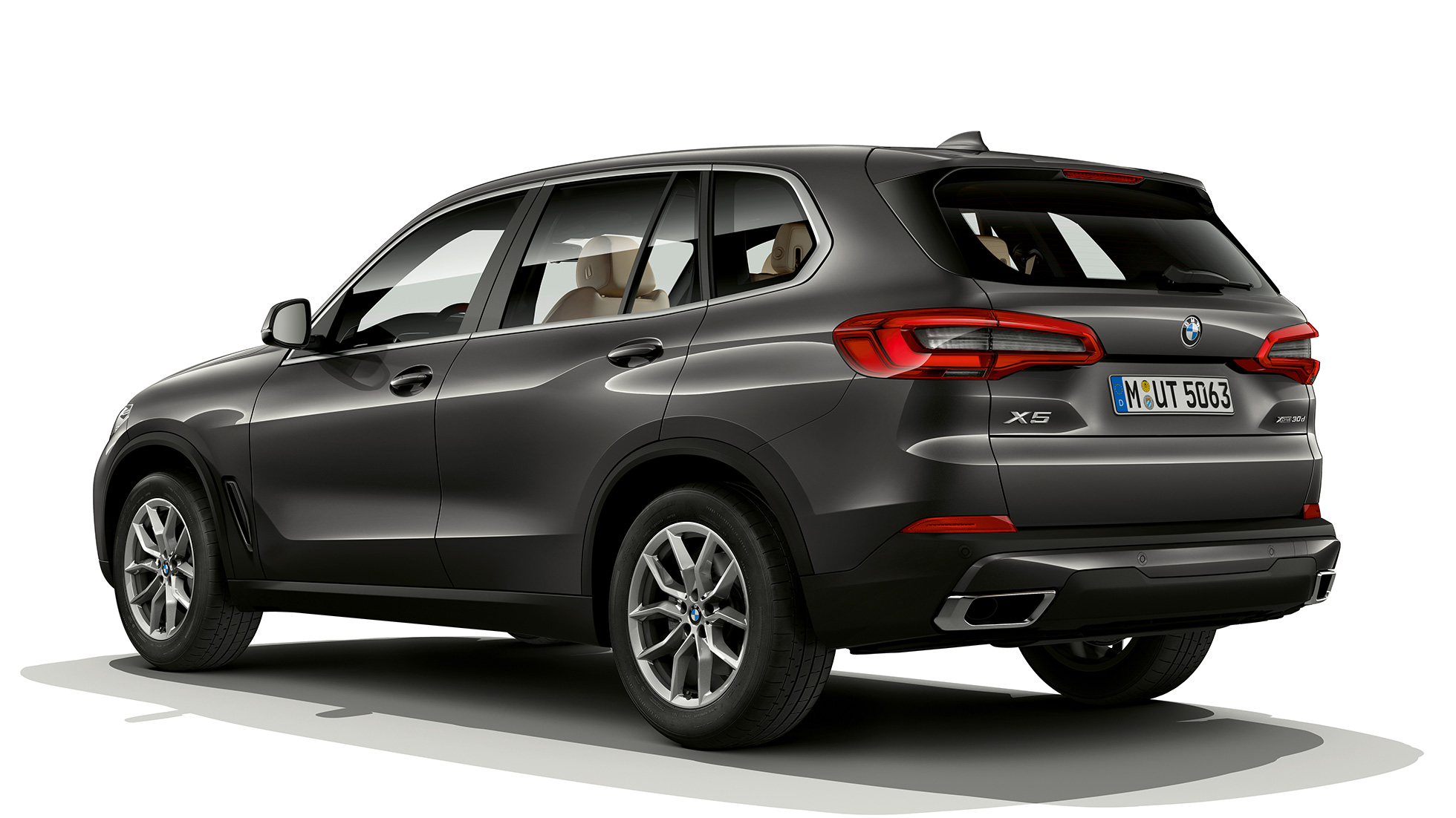 Базов модел BMW X5 xDrive30d три четвърти изглед отзад Базов модел BMW X5 xDrive30d G05 2018 Sophisto Grey Brilliant Effect metallic три четвърти изглед отзад