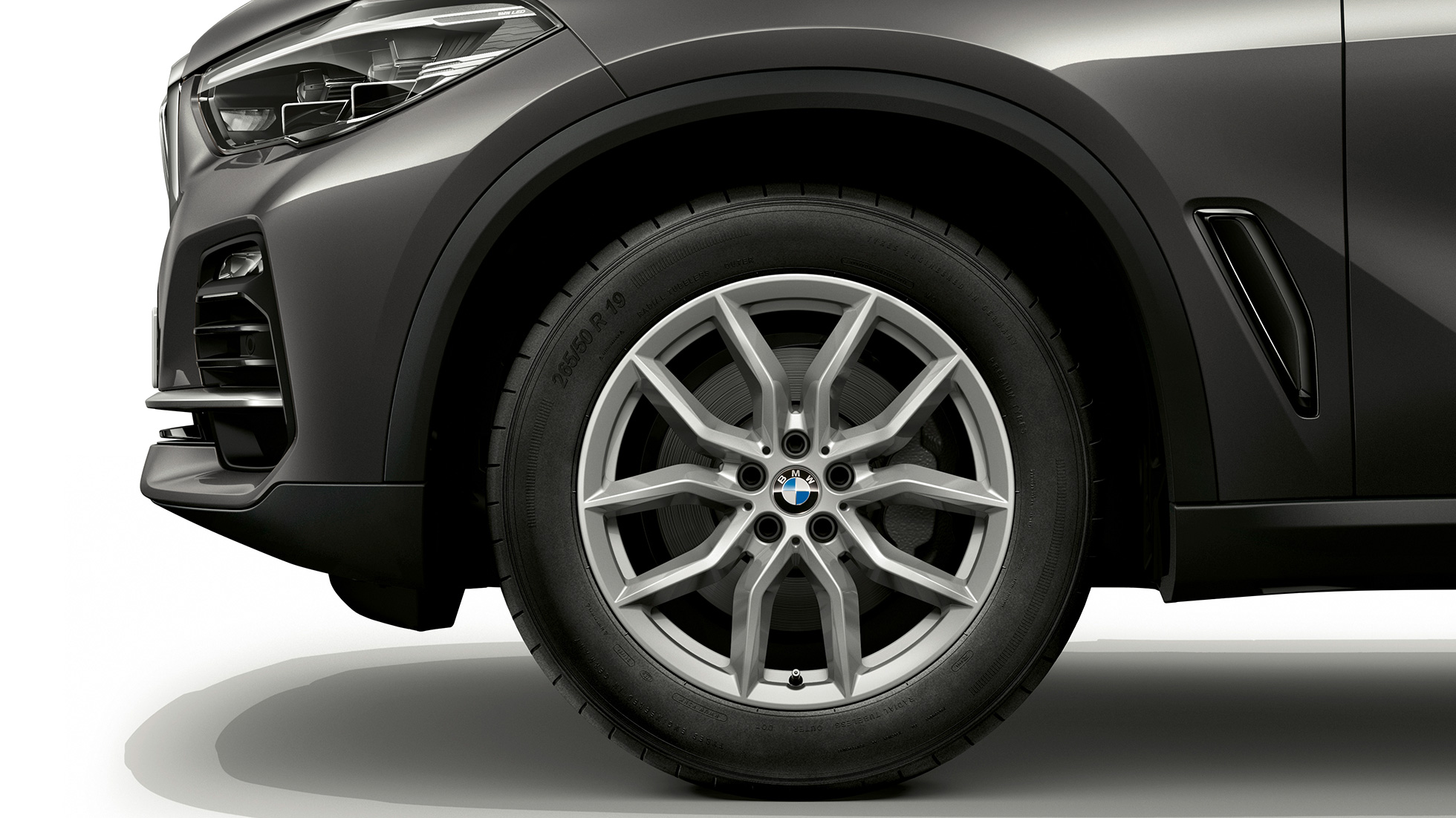Базов модел BMW X5 xDrive30d изглед отстрани с джанта Базов модел BMW X5 xDrive30d G05 2018 Sophisto Grey Brilliant Effect metallic изглед отпред отстрани с джанта