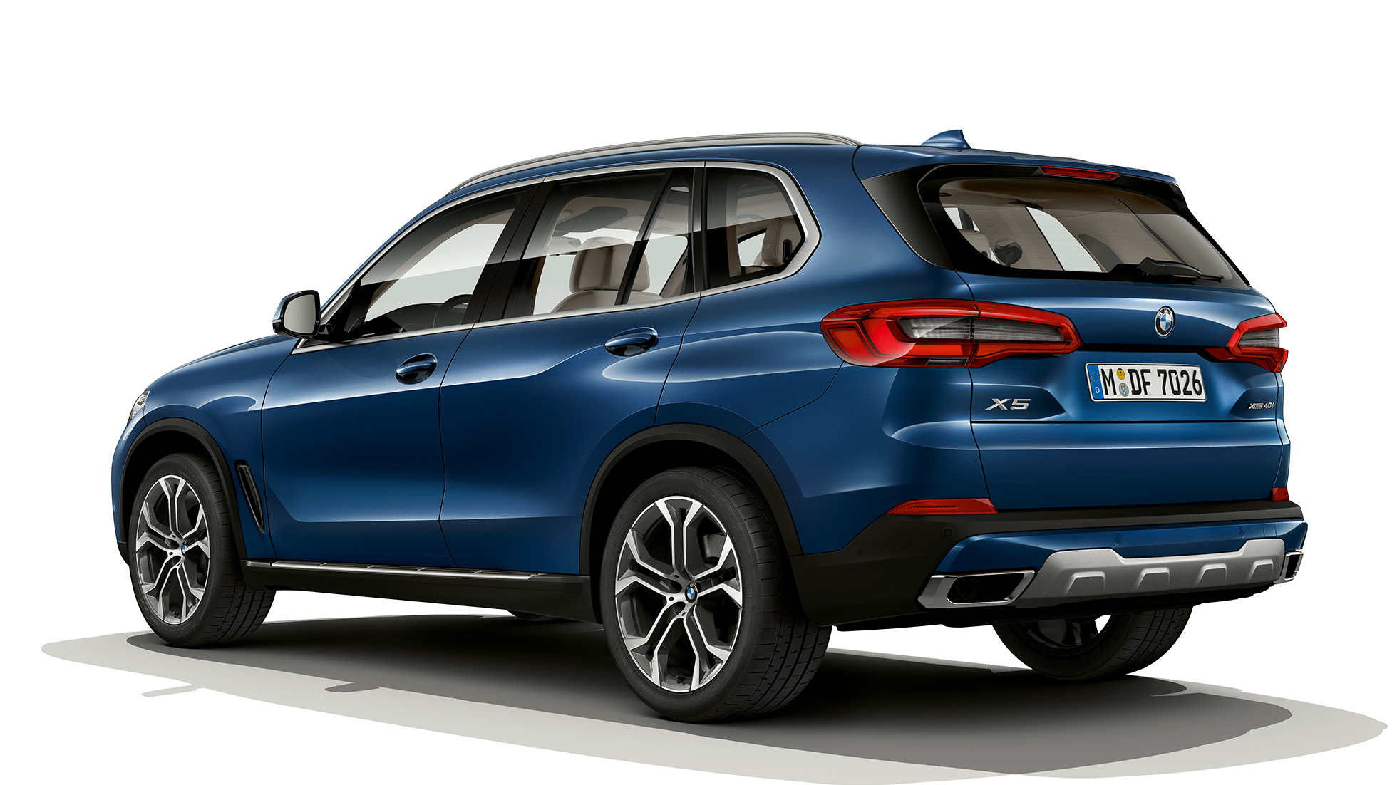 Модел xLine BMW X5 xDrive40i три четвърти изглед отзад Модел xLine BMW X5 xDrive40i G05 2018 Phytonic metallic три четвърти изглед отзад