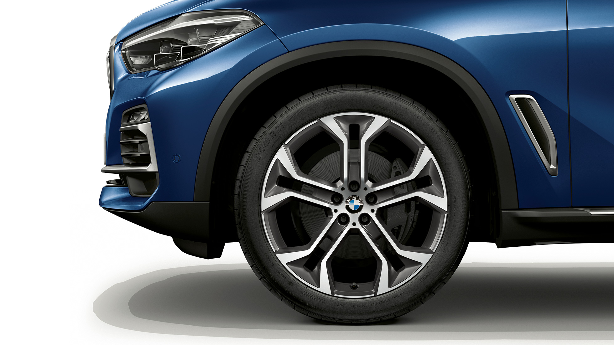 Модел xLine BMW X5 xDrive40i изглед отпред отстрани с джанта Модел xLine BMW X5 xDrive40i G05 2018 Phytonic metallic изглед отпред отстрани с джанта