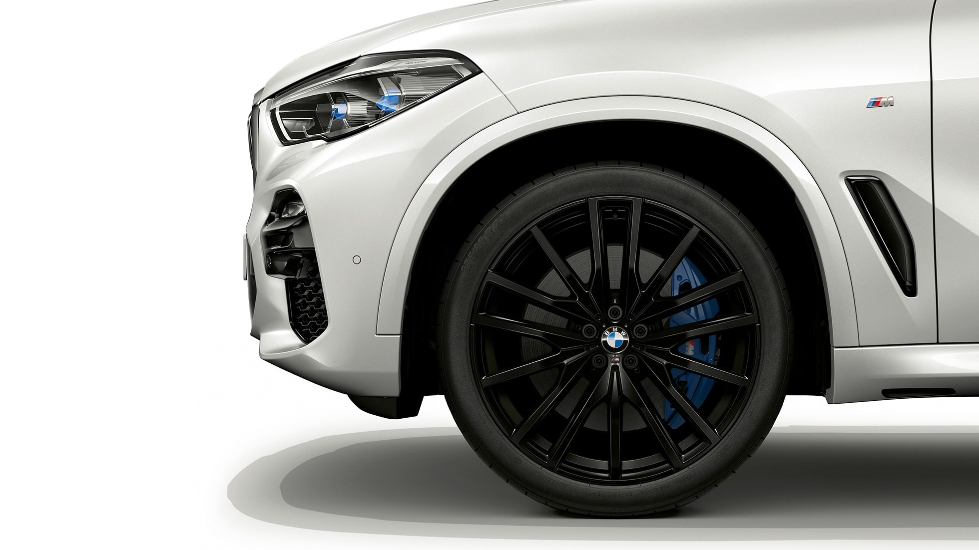 Модел M Sport BMW X5 xDrive40i страничен изглед отпред с джанта Модел M Sport BMW X5 xDrive40i G05 2018 Mineral White metallic страничен изглед отпред с джанта
