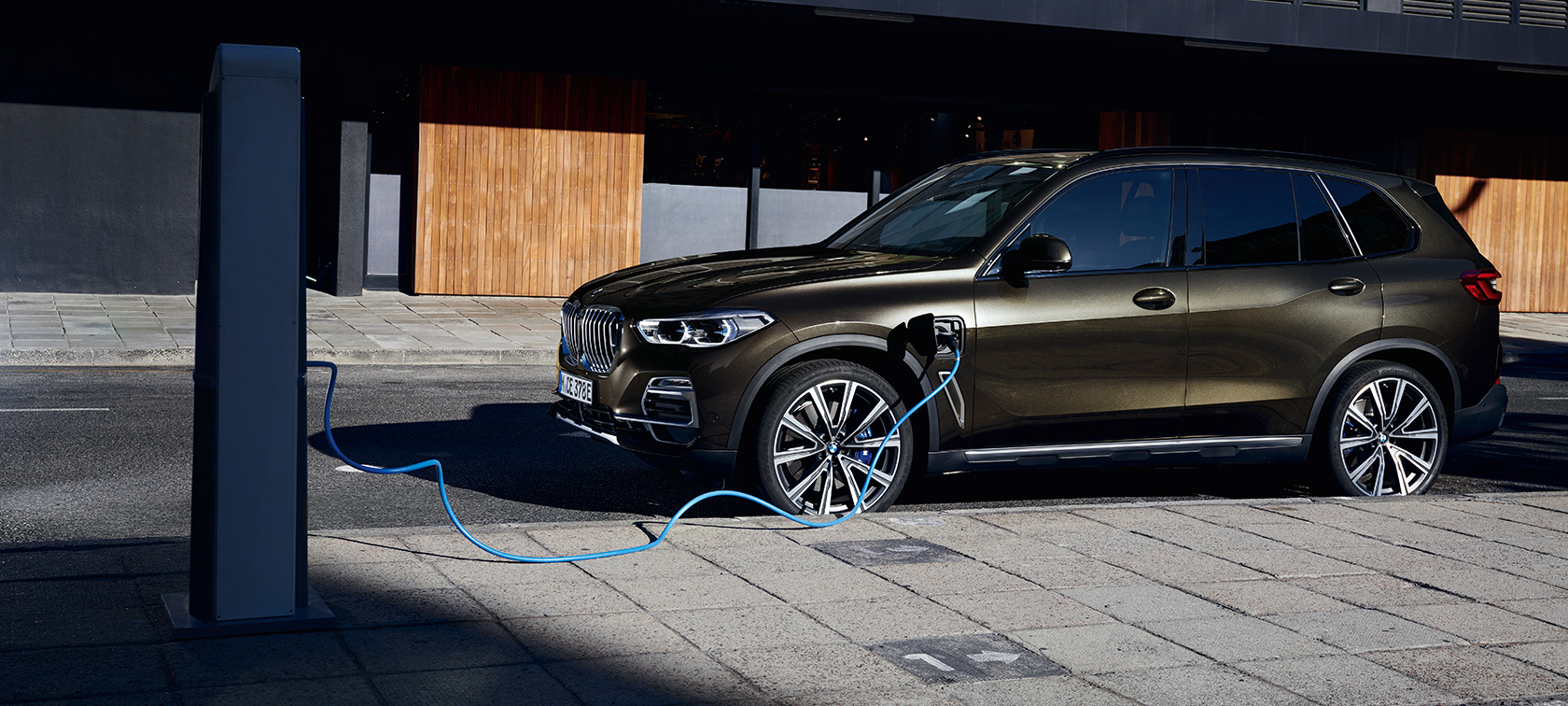 Plug-in хибрид BMW X5 xDrive45e G05 три четвърти изглед отзад Plug-in хибрид BMW X5 xDrive45e G05 три четвърти изглед отзад при товарене