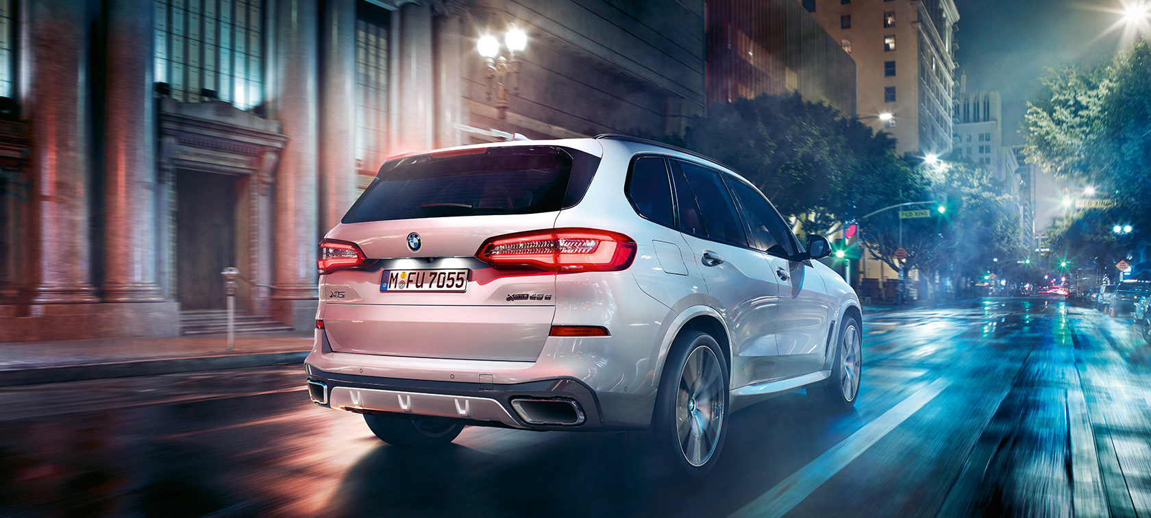 BMW X5 три четвърти изглед отзад в движение BMW G05 2021 Mineral White metallic три четвърти изглед отзад в движение