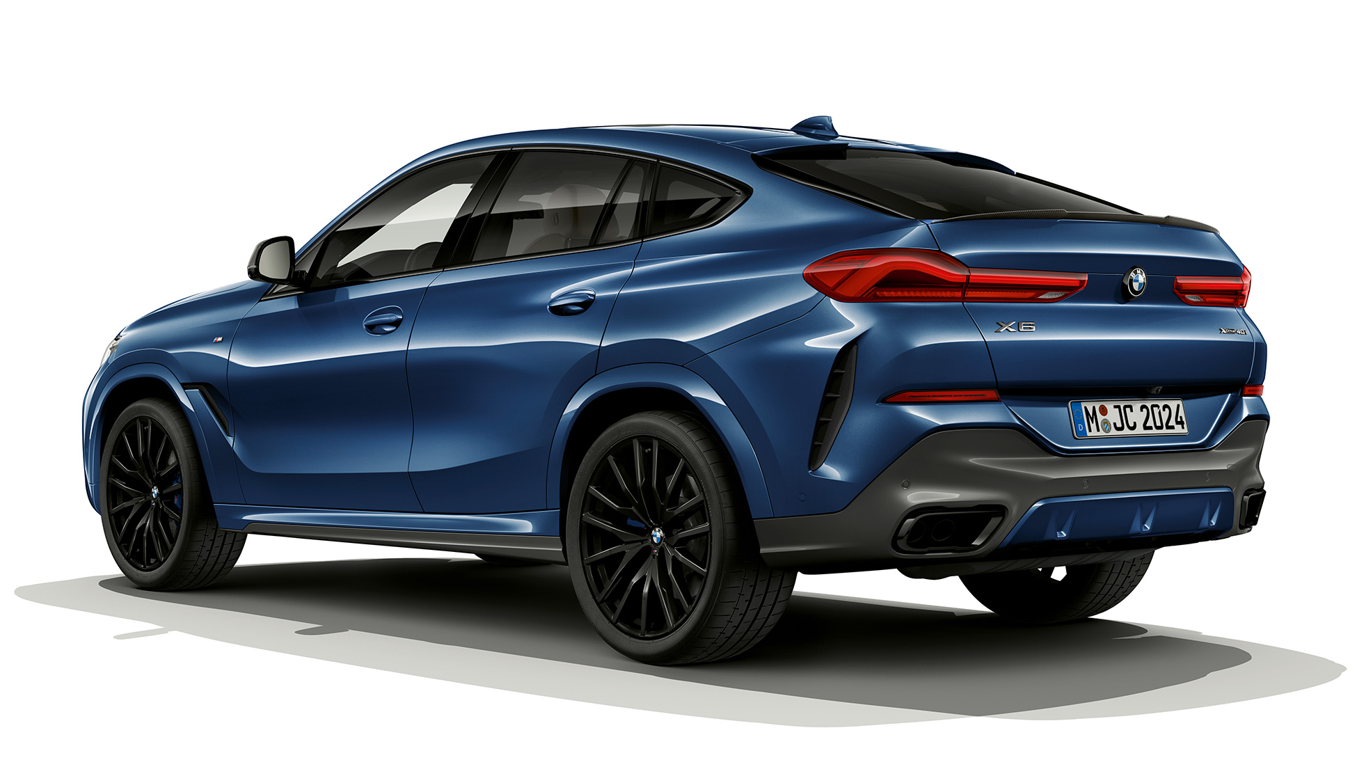 BMW X6 с М Спортен пакет, отзад. BMW X6 с М Спортен пакет, три четвърти изглед отзад.