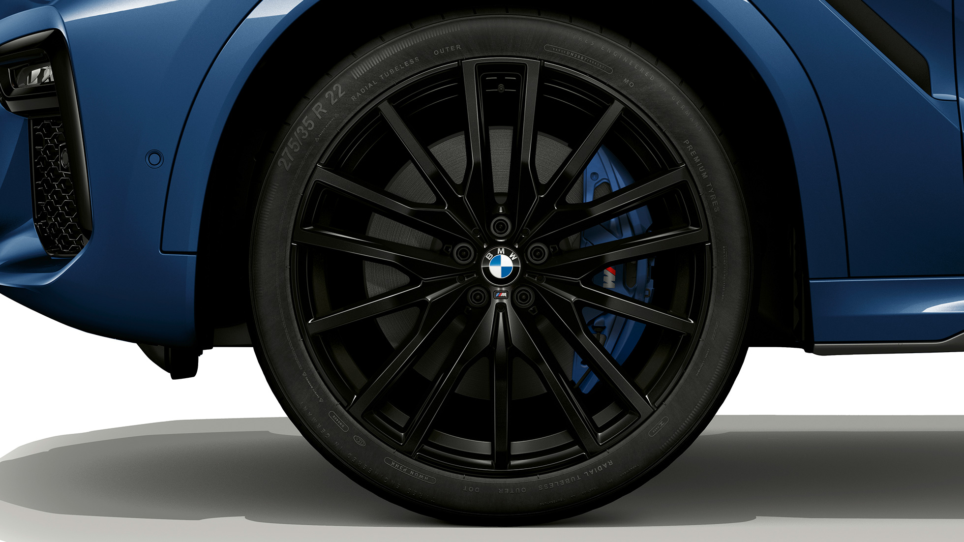 BMW X6 с М Спортен пакет, алуминиеви джанти. BMW X6 с М Спортен пакет, с фокус върху алуминиевата джанта.