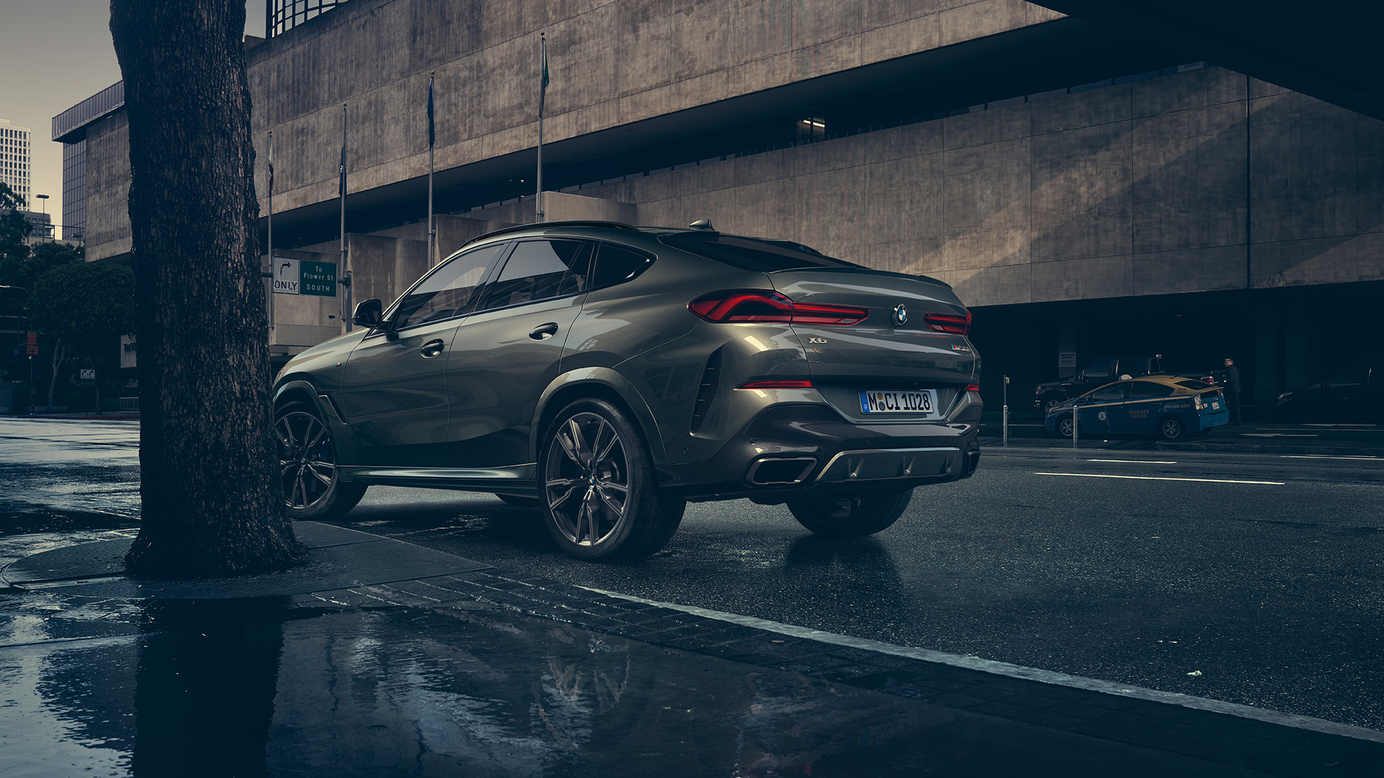 BMW X6, екстериор. BMW X6, три четвърти изглед отзад на фона на градски пейзаж