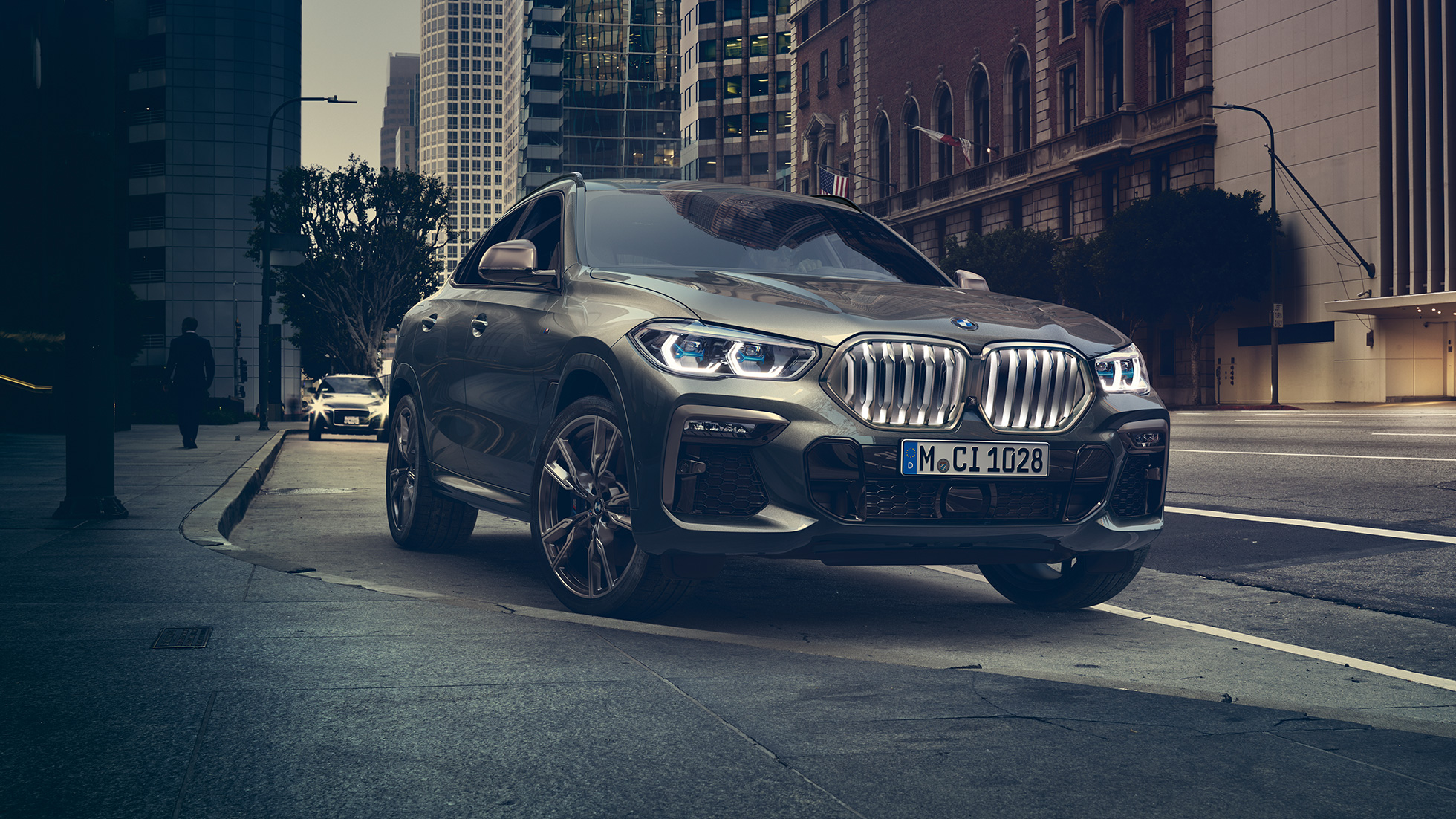 BMW X6, Адаптивно М окачване Professional BMW X6, три четвърти изглед отпред на фона на градски пейзаж