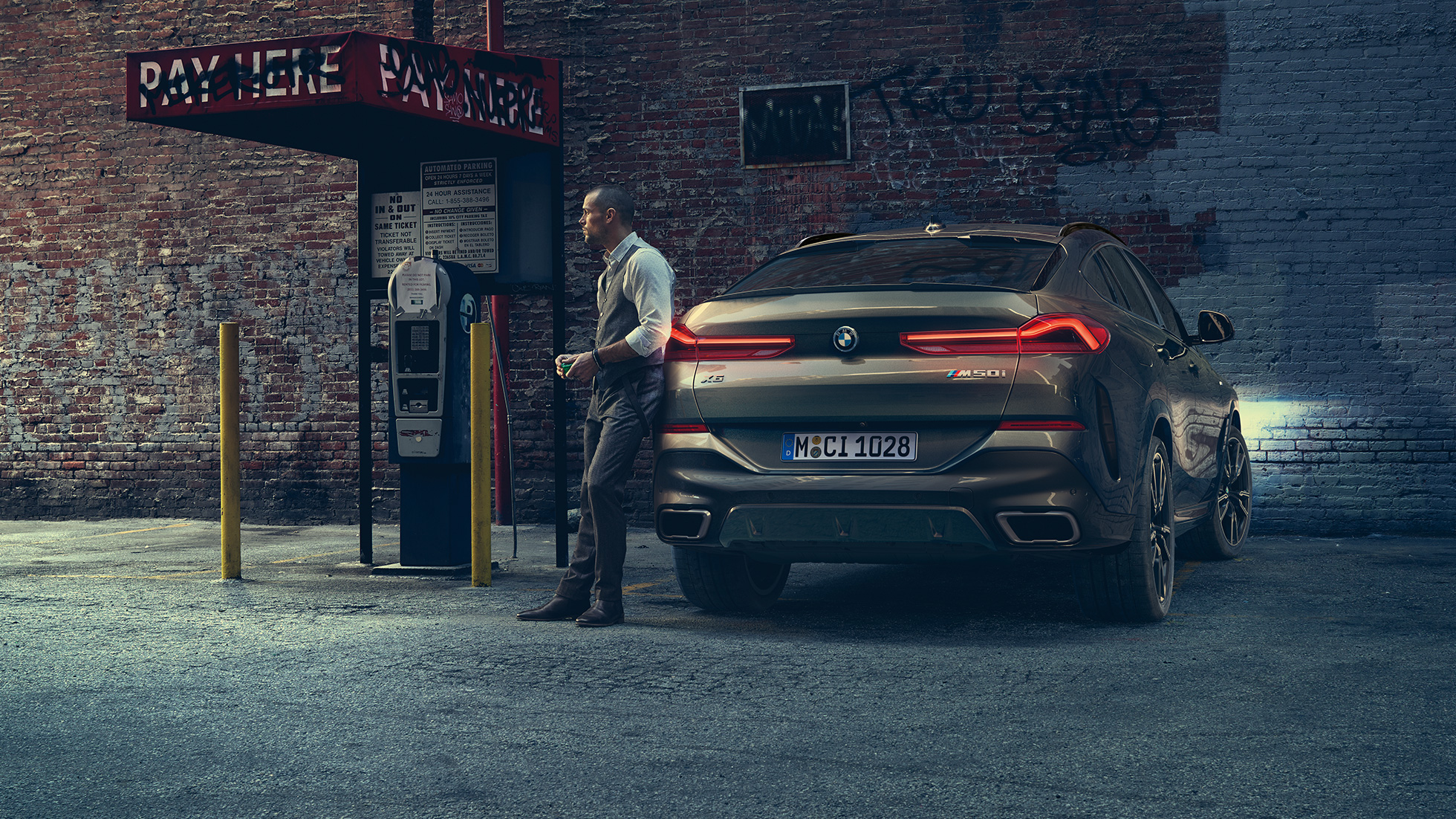 BMW X6 отзад. BMW X6, изглед отзад на фона на градски пейзаж