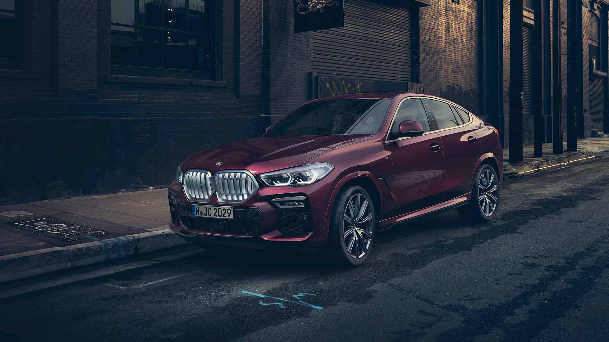 BMW X6 Individual екстериор. BMW X6 Individual, в покой, три четвърти изглед отпред.
