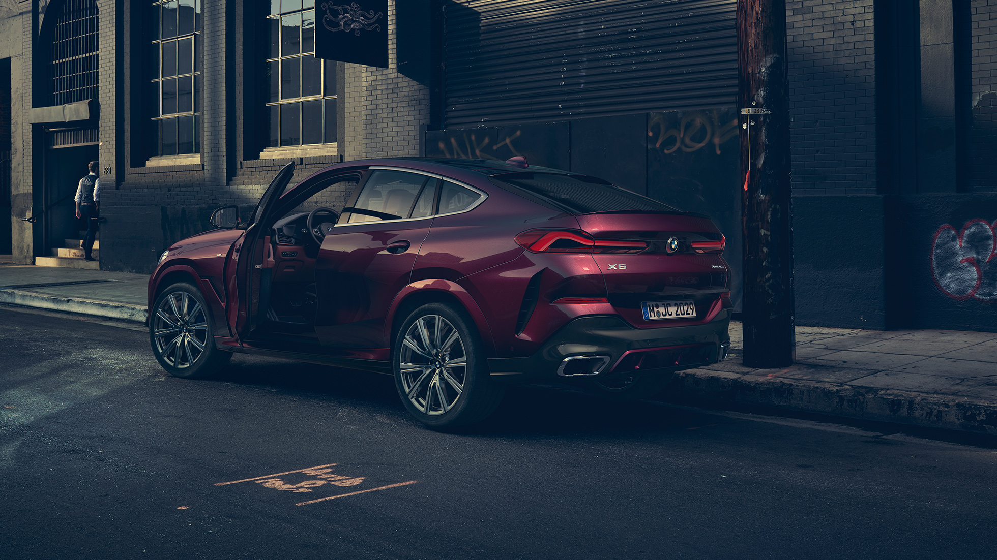BMW X6 Individual, изглед отзад. BMW X6 Individual, в покой, три четвърти изглед отзад.