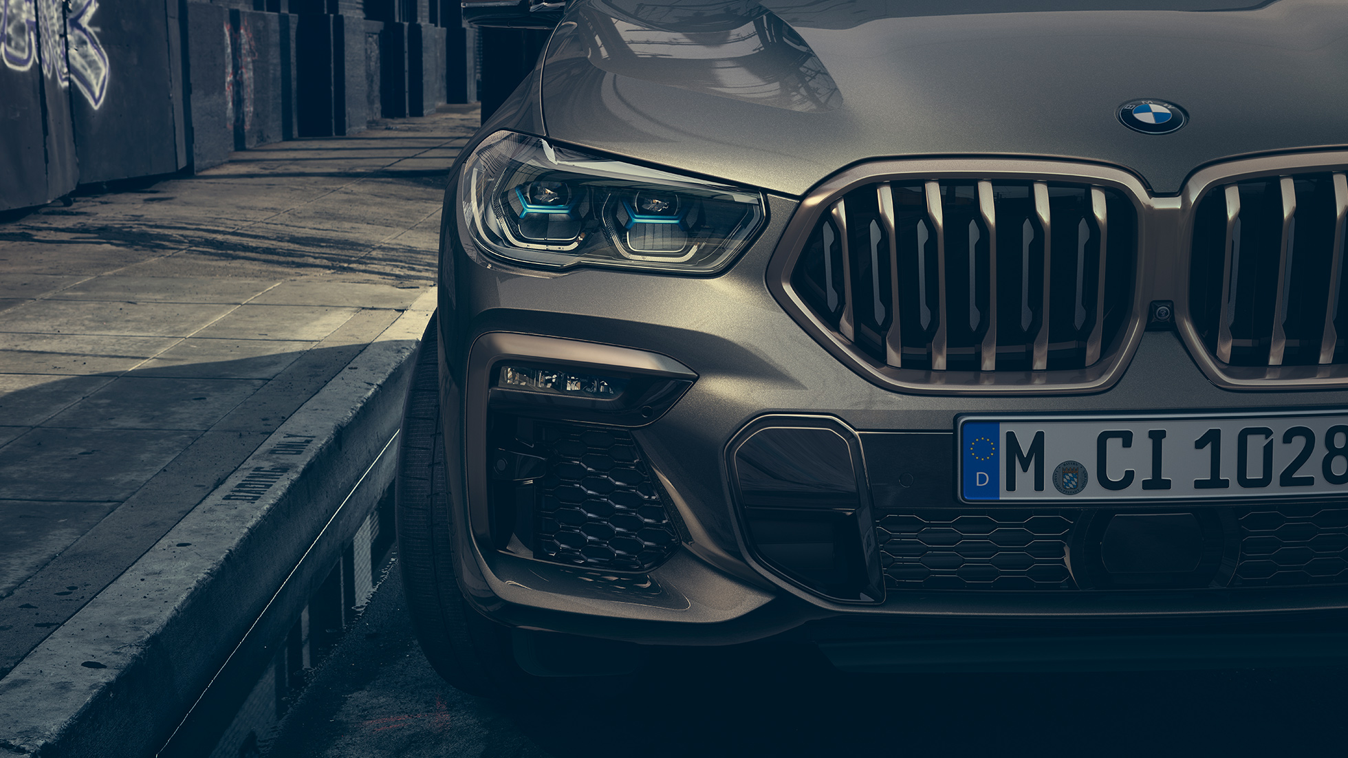 BMW Лазерни светлини. Снимка отблизо на BMW X6 с фокус върху лазерните светлини.