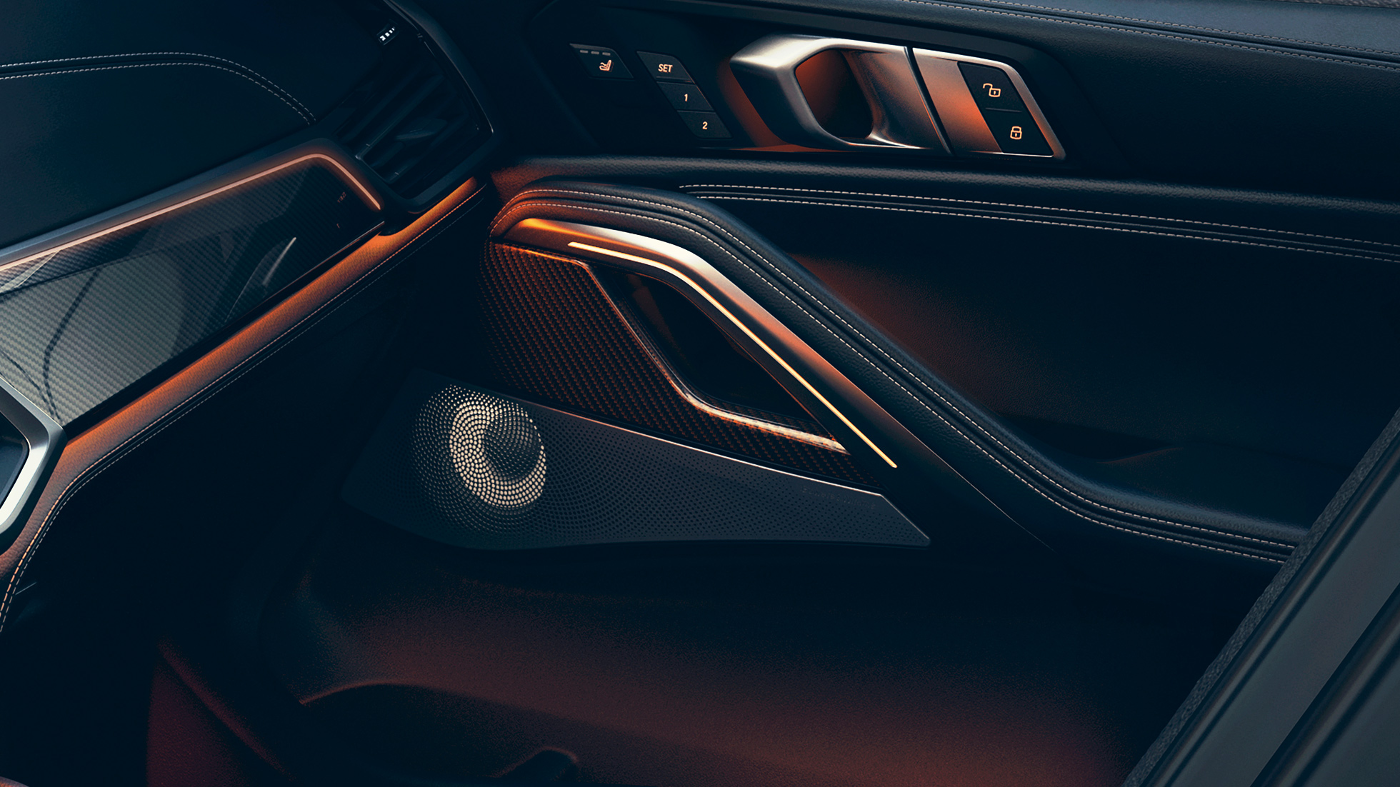 BMW Х6, високоговорител. Снимка отблизо на BMW интериора с фокус върху високоговорител.