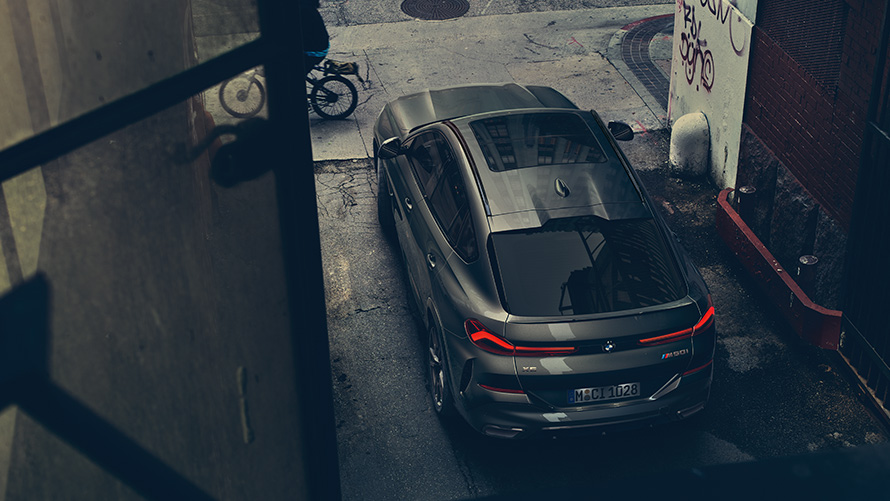 BMW X6 при паркиране от перспектива птичи поглед BMW X6 при паркиране от перспектива птичи поглед