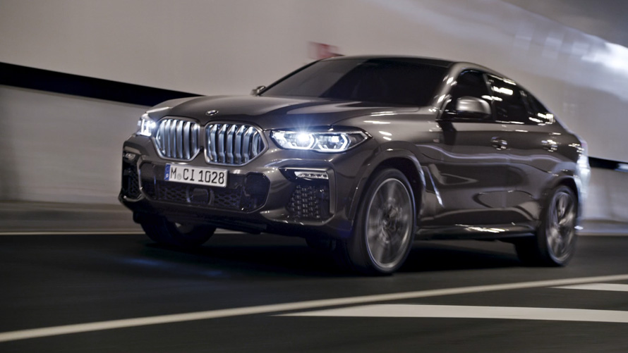 Три четвърти изглед отпред BMW X6 G06 2019 BMW X6 G06 2019 три четвърти изглед отпред в движение на фона на града