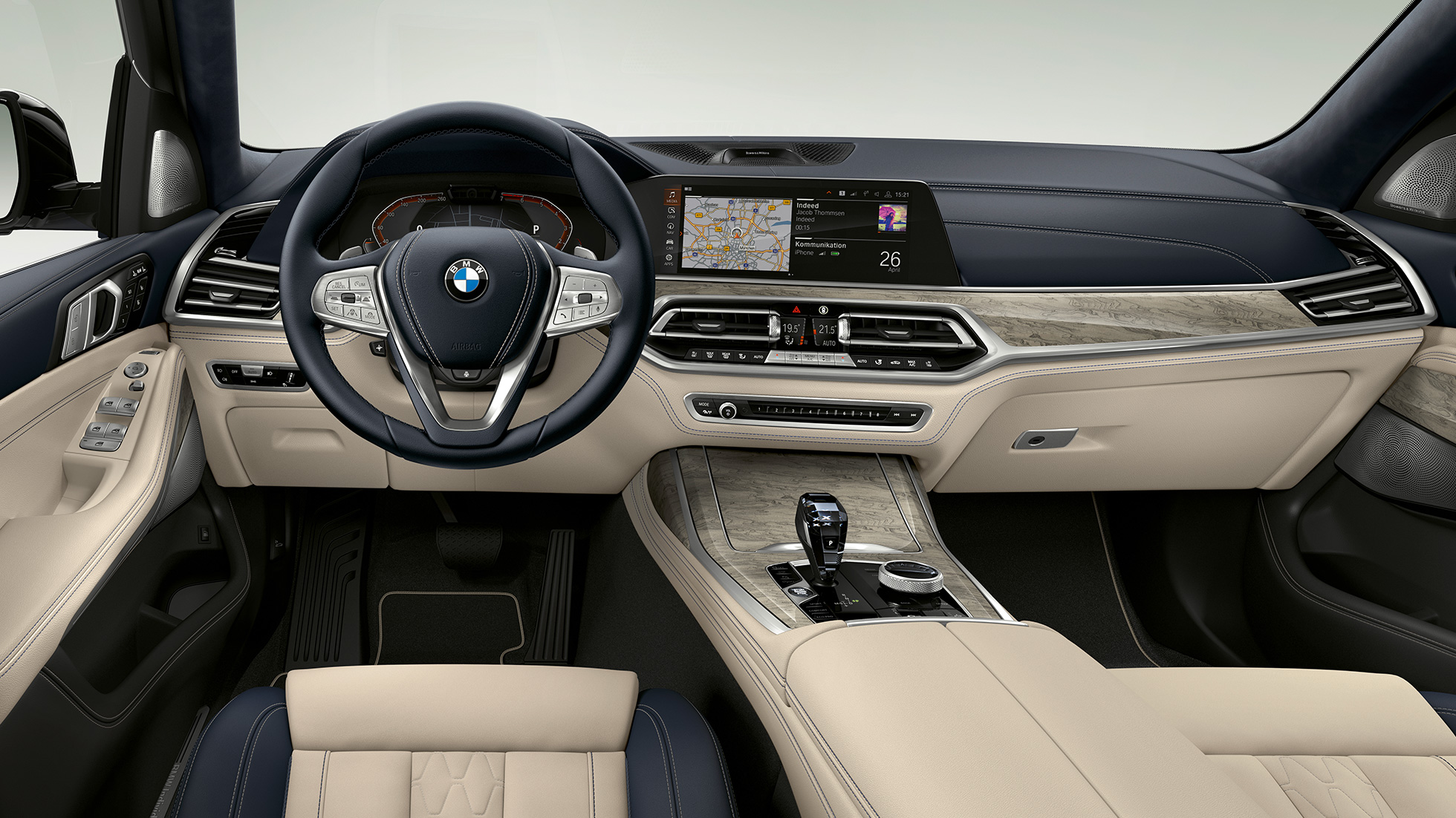 BMW X7, кокпит на Pure Excellence Дизайн Снимка отблизо на кокпита от страната на водача на BMW X7 с оборудване Pure Excellence Дизайн