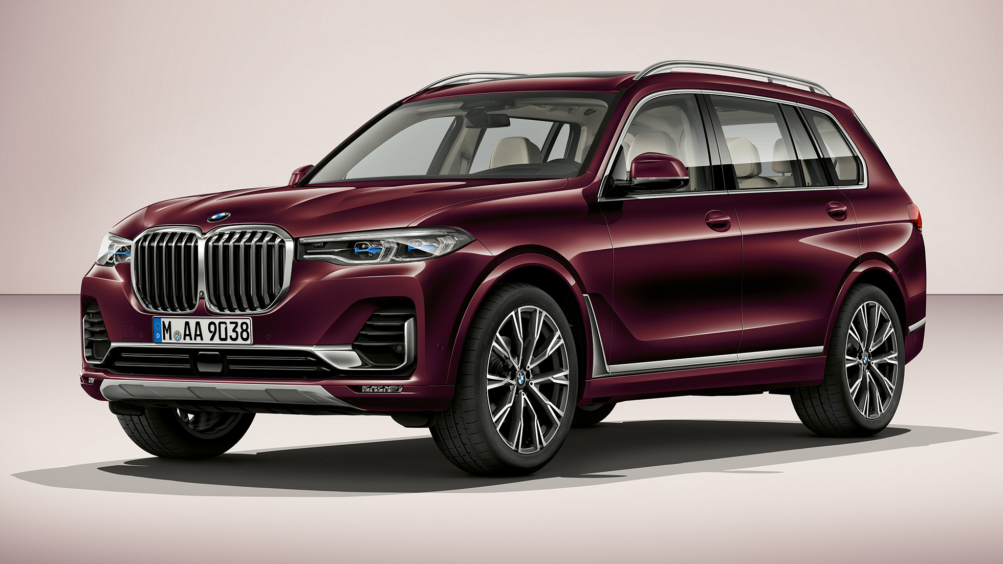 BMW X7 М Спортен пакет Студийна снимка на BMW X7, три четвърти изглед отпред с М Спортен пакет